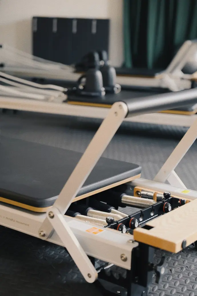 Detalj pilates reformer sprave u Doma Reformer Clubu